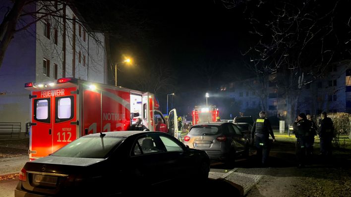Feuerwehr und Polizei sind bei einem Wohnungsbrand in Berlin-Britz im Einsatz. (Quelle: dpa/Julius-Christian Schreiner)