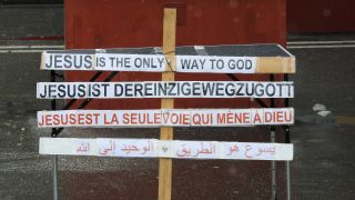 Ein Schild mit der Aufschrift "Jesus ist der einzige Weg zu Gott". (Quelle: Geisser/imago images)