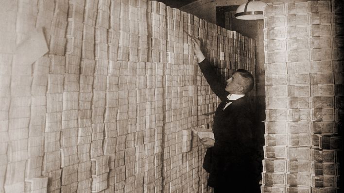 Archivbild: Papiergeld bis unter die Decke in einer deutschen Bank zur Zeit der Hyperinflation nach dem ersten Weltkrieg. 1923 war ein US-amerikanischer Dollar 800 Millionen deutsche Mark wert. (Quelle: dpa/Everett Collection)