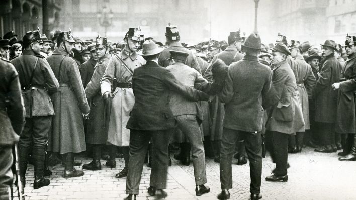 Archivbild: Auseinandersetzung zwischen der Polizei und Aufgebrachten Demonstranten während der Hyperinflationszeit in Berlin 1923. (Quelle: dpa/Ann Ronan Picture Library)