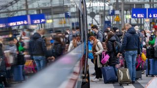 Archivbild: Zahlreiche Reisende steigen am Hauptbahnhof in einen ICE-Zug der Deutschen Bahn. (Quelle: dpa/M. Skolimowska)