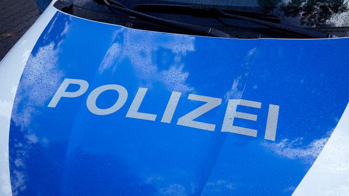 Symbolbild: Schriftzug der Polizei an Poizeifahrzeug. (Quelle: IMAGO/Thomas Bartilla)