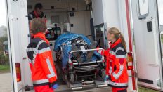 Archivbild. Ein Notarzt und zwei Rettungsassistenten versorgen eine verletzte Person. (Quelle: dpa/B. Nolte)