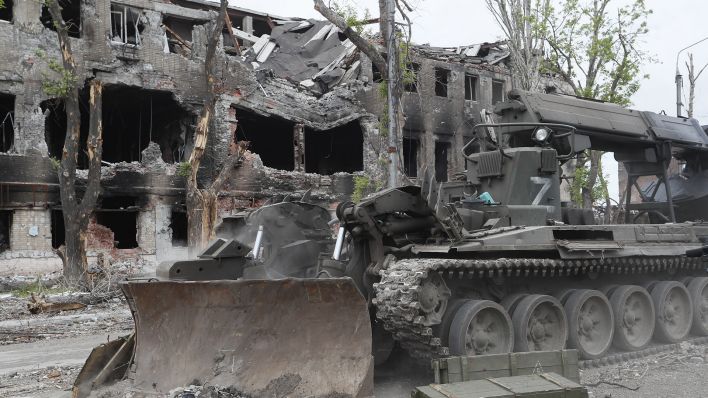 Archivbild: Ein Militärfahrzeug steht im Stahlwerk Azovstal. Am 20.05.22 hatten sich die letzten gut 500 ukrainischen Soldaten in Asovstal ergeben. (Quelle: dpa/XinHua)