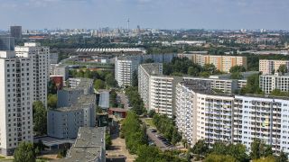 Archivbild: Berlin, ein Blick über den Berliner Ortsteil Marzahn im Bezirk Marzahn-Hellersdorf mit vielen großen Mehrfamilienhäusern. (Quelle: dpa/M. Vorwerk)