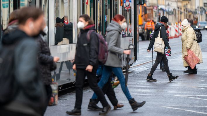 Archivbild: Fahrgäste mit FFP2-Masken steigen in eine Straßenbahn in der Potsdamer Innenstadt ein. (Quelle: dpa/M. Skolimowska)