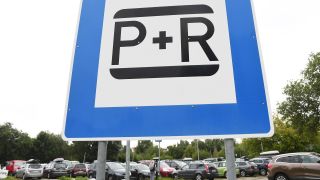 Symbolbild: Ein "Park + Ride" Schild - Bequem mit dem Auto Parken und dann auf öffentliche Verkehrsmittel umsteigen, um ohne lästige Parkplatzsuche zu seinem Zielort zu gelangen. (Quelle: dpa/S. Sauer)