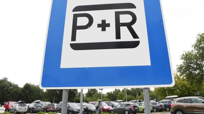 Symbolbild: Ein "Park + Ride" Schild - Bequem mit dem Auto Parken und dann auf öffentliche Verkehrsmittel umsteigen, um ohne lästige Parkplatzsuche zu seinem Zielort zu gelangen. (Quelle: dpa/S. Sauer)