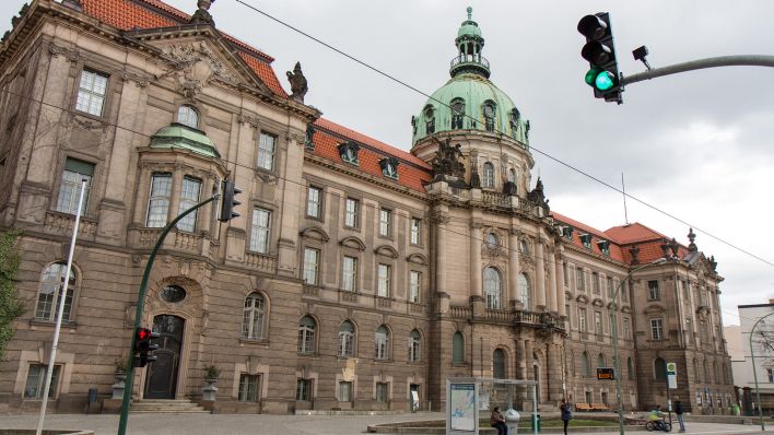 Archivbild: Frontansicht des neuen Rathauses (Stadthaus) von Potsdam. (Quelle: dpa/D. Kalker)