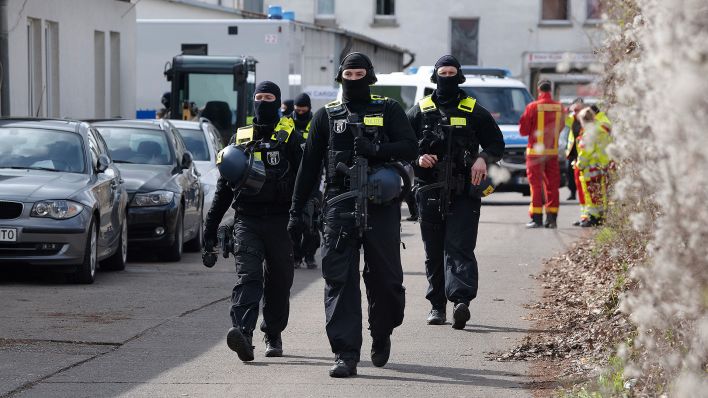 Archivbild: Einsatzkräfte der Berliner Polizei bei einer Drogen-Razzia. (Quelle: dpa/P. Zinken)