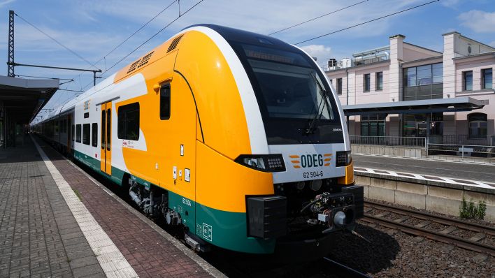 Archivbild: Ein neuer Zug der Ostdeutschen Eisenbahn GmbH (ODEG) vom Typ "Desiro HC" steht auf Gleis 4 des Hauptbahnhofs. (Quelle: dpa/S. Stache)