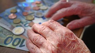 Symbolbild: Hände eines alten Menschen beim Geld zusammenkratzen. (Quelle: dpa/Frank Hoermann/Sven Simon)