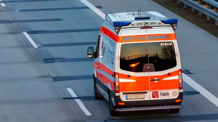 Symbolbild: Rettungswagen des Rettungsdienstes faehrt auf der Autobahn. (Quelle. dpa/A. Franke)