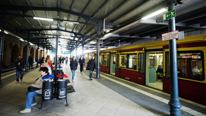 Archivbild. Reisende stehen auf dem Bahnsteig der S-Bahnstation Schönhauser Allee. (Quelle: dpa/M. Gambarini)
