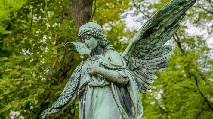 Eine Engel-Statue auf einem Friedhof in der Stubenrauchstraße in Berlin-Friedenau. Quelle: dpa/imageBROKER | Schoening