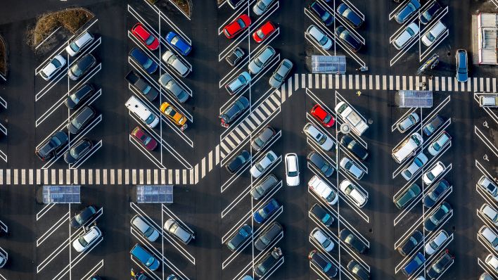 Symbolbild: Parkplatz mit großen Parkbuchten für SUVs, auf einem Discounter-PP. (Quelle: imago images/H. Blossey)
