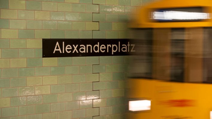 Eine U-Bahn der Berliner Verkehrsgesellschaft (BVG) in Berlin im Bahnhof am Alexanderplatz ein. (Quelle: Paul Zinken/dpa)
