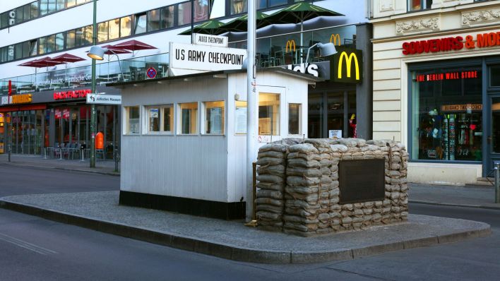 Völlig menschenleeer ist in Berlin die Straße am ehemaligen innerdeutschen Grenzübergang Checkpoint Charlie. (Quelle: Wolfram Steinberg/dpa)