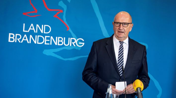 Dietmar Woidke (SPD), Ministerpräsident von Brandenburg, nimmt an einer Pressekonferenz nach einer Sondersitzung des Kabinett Brandenburg zum Thema Energie- und Versorgungssicherheit teil. (Quelle: dpa/Fabian Sommer)
