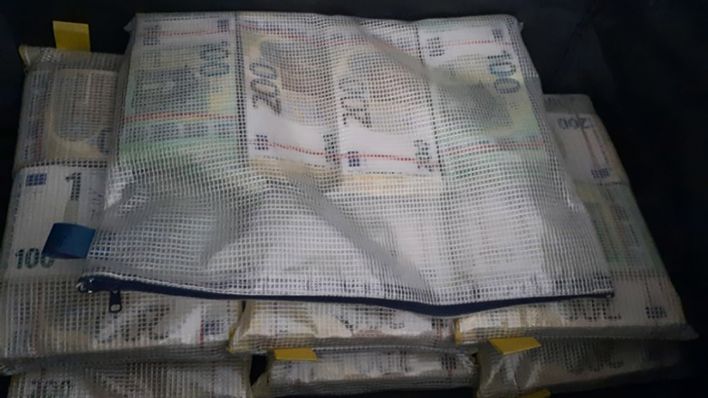 Eine am 31.01.2023 zur Verfügung gestellte Aufnahme des Hauptzollamts Berlin zeigt beschlagnahmtes Bargeld, das von der Finanzkontrolle Schwarzarbeit in einem Kinderzimmer in einer Sporttasche gefunden wurde. (Quelle: dpa/HZA Berlin)