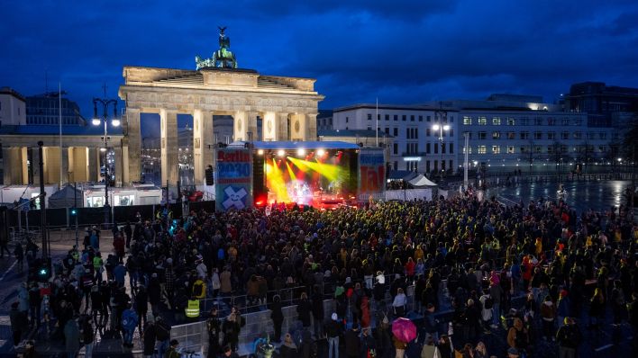 Annett Louisan singt beim «Berlin Climate Aid» Konzert zur blauen Stunde am Brandenburger Tor (Bild: dpa-news/Christophe Gateau)
