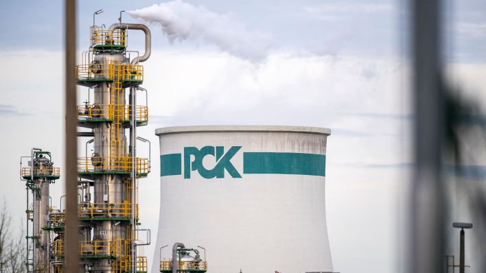 Anlagen zur Rohölverarbeitung stehen auf dem Gelände der PCK-Raffinerie GmbH. (Quelle: dpa/Christophe Gateau)