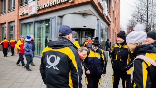 Teilnehmer eines Warnstreiks von Post-Beschäftigten haben sich in Berlin vor dem Sitz des Verdi Landesbezirks Berlin-Brandenburg versammelt. (Quelle: dpa/Christoph Soeder)