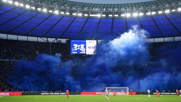 Hertha-Anhänger entzünden Pyrotechnik (Quelle: IMAGO / Eibner)