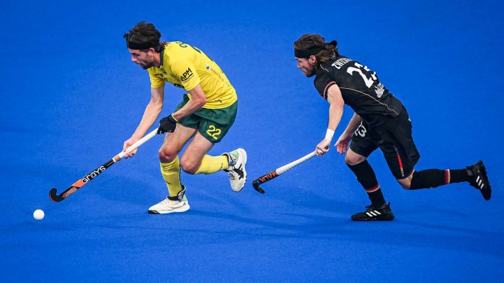 Australien Flynn Ogilvie und Deutschlands Martin Zwicker kämpfen um den Ball (Quelle: IMAGO/Belga)