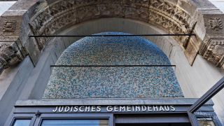 Symbolbild:Der Eingang der Gemeindehauses der jüdischen Gemeinde.(Quelle:imago images/M.Heine)