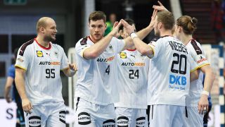 Die deutsche Handball-Nationalmannschaft um Füchse-Star Paul Drux (links) jubelt beim Sieg über Argentinien (imago images/Kessler-Sportfoto)