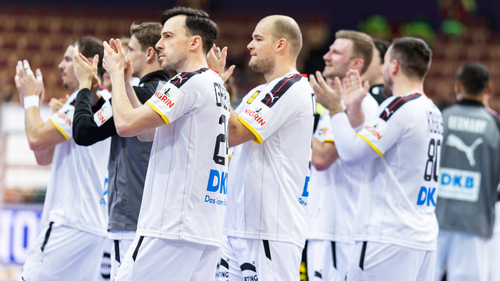 Deutschlands Handballer jubeln über den Sieg gegen Katar. Quelle: imago images/Mateusz Birecki