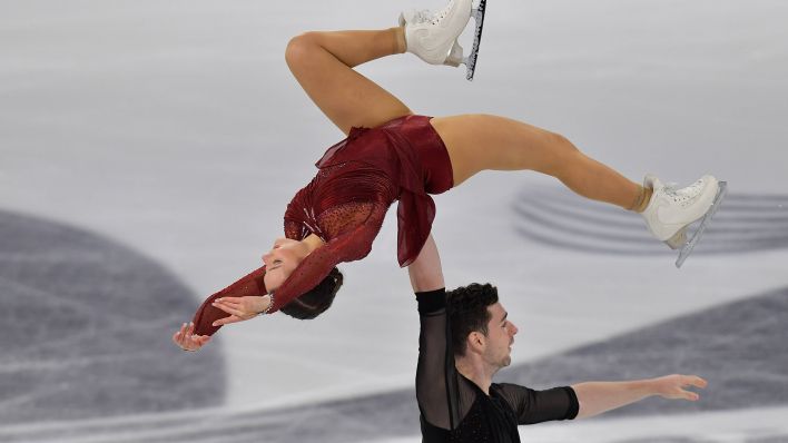 Das Berliner Eiskunstlauf-Paar Hocke/Kunkel auf einem Wettkampf. Quelle: imago images/AFLOSPORT