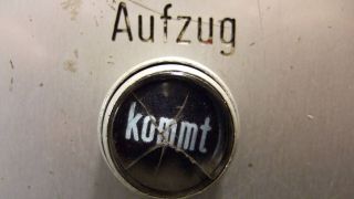 Symbolbild: Knopf eines defekten Aufzugs (Quelle: imago/Angerer)