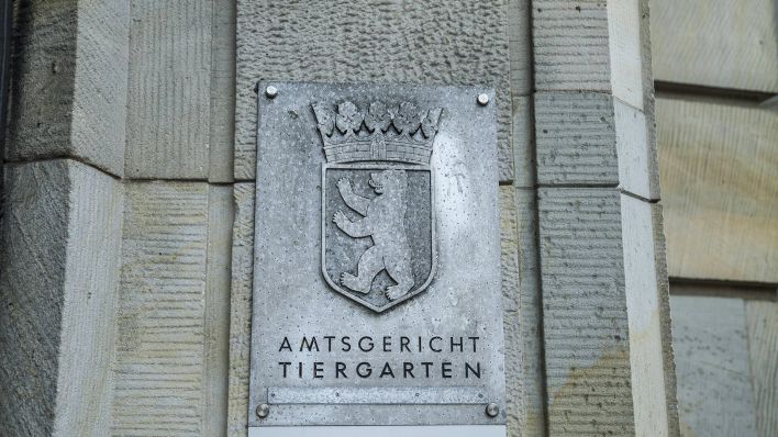 Symbolbild: Schild am Amtsgericht Tiergarten (Quelle: IMAGO/Steinach)