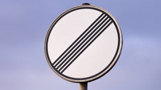 Symbolbild: Straßenschild weist auf die Aufhebung des Tempolimits hin (Quelle: imago/Andre Germar)