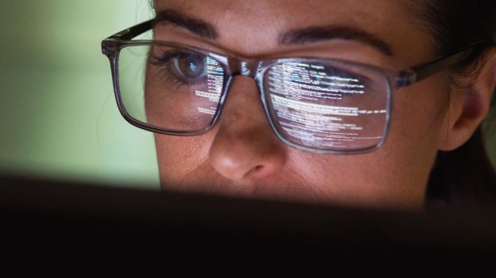 Symbolbild: Eine Programmistin arbeitet an ihrem Laptop (Quelle: IMAGO/Andrew Brookes)