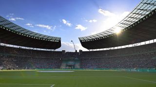 Das Olympiastadion mit voller Sonne und Auslastung (Quelle: IMAGO/Frank Hoermann / SVEN SIMO)