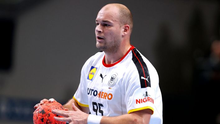 Handballer Paul Drux mit Ball in der Hand (Bild: Imago Images/Laci Perenyi)