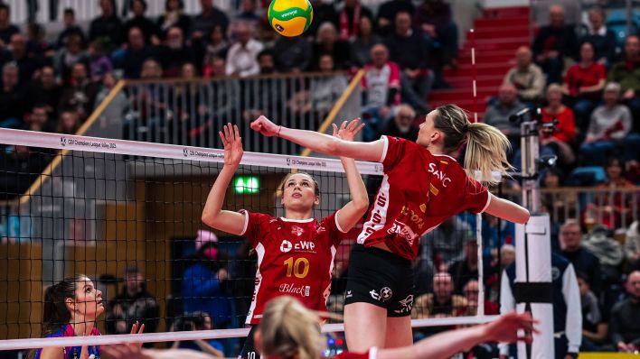Volleyballerin Maja Savic bekommt Ball von Sarah van Aaalen zugespielt (Bild: Imago Images/Beautiful Sports)