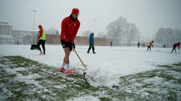 Spieler von Energie Cottbus schippen Schnee auf dem Trainingsplatz (Bild: rbb)