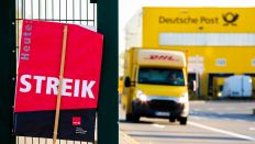 Ein Schild der Gewerkschaft Verdi mit der Aufschrift "Heute Streik" steht vor der Deutsche-Post-DHL-Niederlassung. (Quelle: dpa/Moritz Frankenberg)