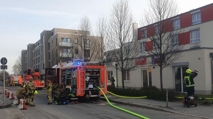 Die Berliner Feuerwehr ist in einem Pflegeheim in der Straße An der Maselake (Spandau) im Einsatz. (Quelle: rbb)