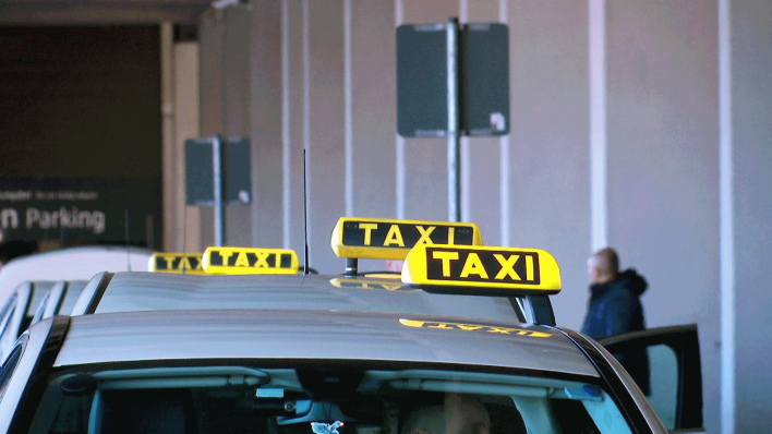 Wartende Taxifahrer in der offiziellen Taxischlange vor dem Flughafen BER (Quelle: rbb)