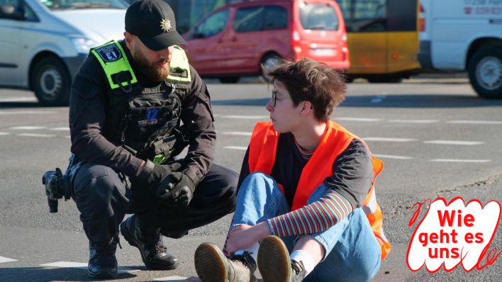 Lina Eichler, Aktivistin Letzte Generation, bei einer Straßenblockade (Quelle: E. Pscheidl-Jeschke)