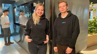 Laura Wulff und Levin Meinke vom Startup Aitme vor dem Kantinenroboter, den das Unternehmen entwickelt hat (Quelle: Lisa Splanemann/rbb)