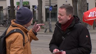 Linke-Spitzenkandidat Klaus Lederer (r.) spricht im Wahlkampf für die Wiederholungswahl in Berlin auf der Straße mit einem Passanten. (Quelle: rbb)