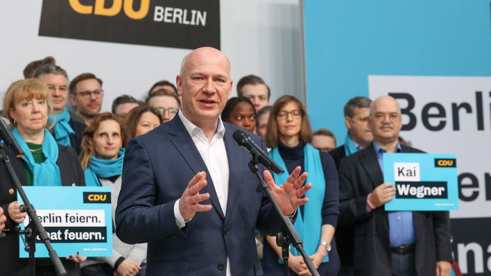 Kai Wegner (CDU), Spitzenkandidat für die Abgeordnetenhauswahl, steht im Konrad-Adenauer-Haus und präsentiert die Plakatkampagne zur Wahl: "Berlin feiern. Senat feuern." (Quelle: dpa/J. Carstensen)