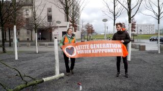 Zwei Aktivisten der "Letzten Generation" haben am 21.02.2023 vor dem Kanzleramt einen Baum abgesägt. (Quelle: TNN)