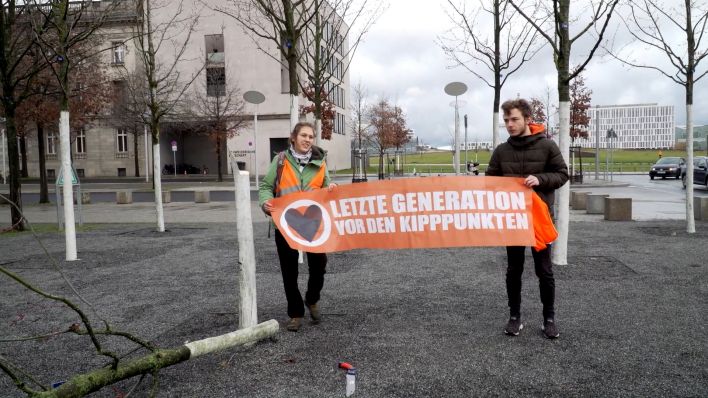 Zwei Aktivisten der "Letzten Generation" haben am 21.02.2023 vor dem Kanzleramt einen Baum abgesägt. (Quelle: TNN)
